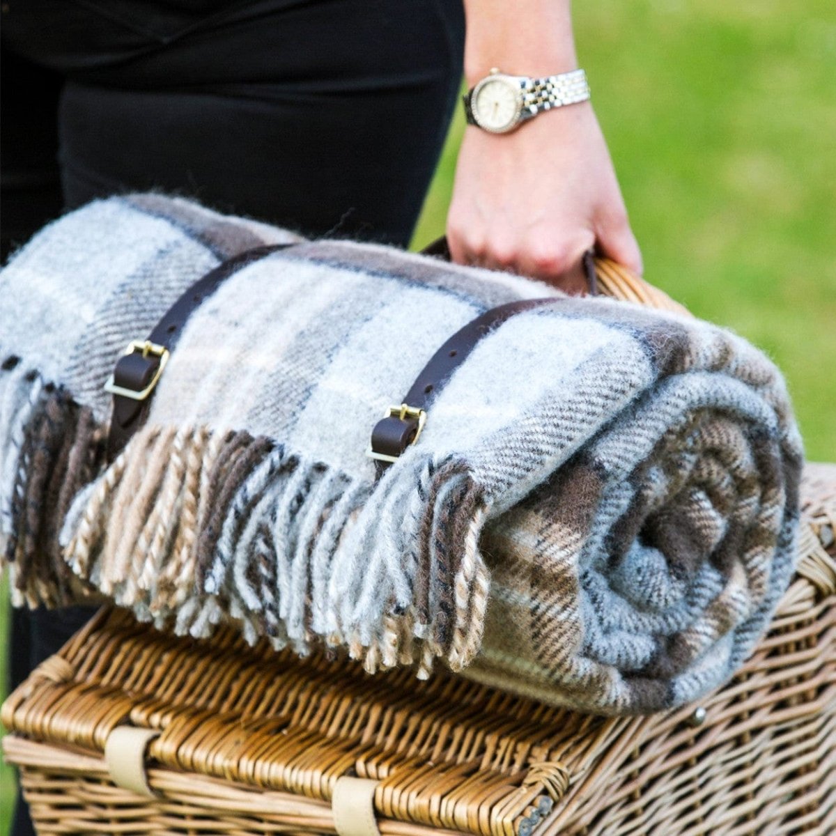 MoodCompanyNL - Picknickkleed Polo Tartan McKellar Bruin - Wol - Leren Draagset - Waterdicht - 145x183cm - Tweedmill - 5060567820805