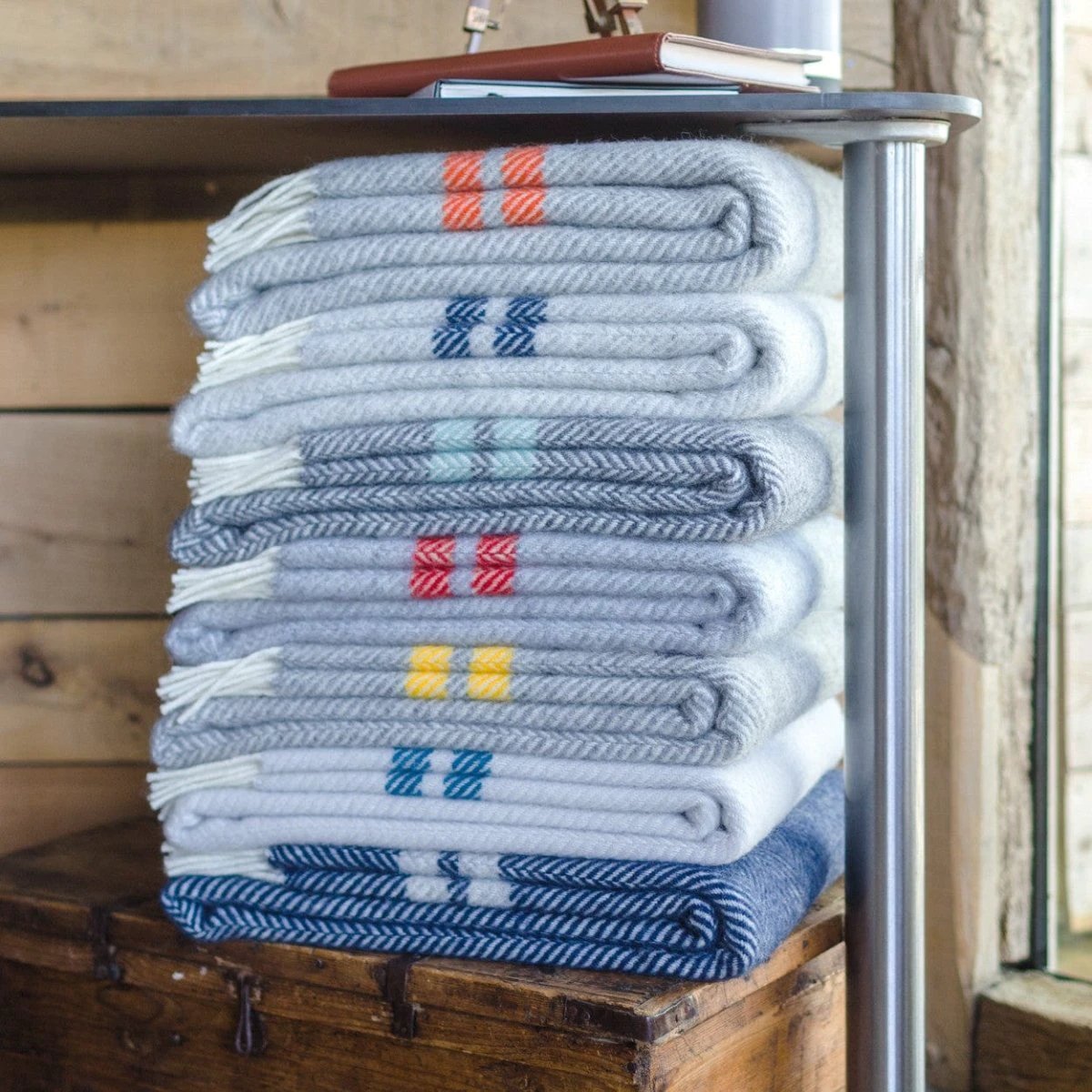 Plaid Visgraat 2 streep Grijs en Rood - 150x183 - Nieuw Wol - Tweedmill UK by MoodCompanyNL