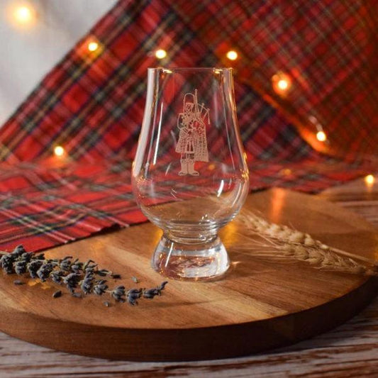 Whiskyglas Gegraveerd met Doedelzakspeler - Glencairn Crystal Scotland by MoodCompanyNL