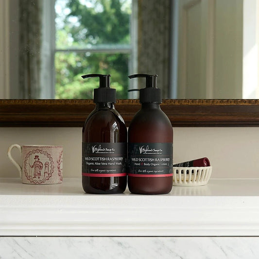 MoodCompanyNL - Wild Scottish Raspberry – Fruitig & Zoet - Cadeauset Handverzorging – Handzeep, Lotion & Tas - 5060614510260