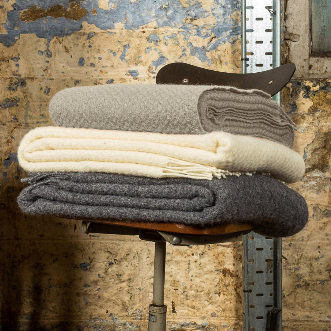 Plaids Grijskleuren – Stijlvol voor Minimalistische en Industriële Interieurs - MoodCompanyNL