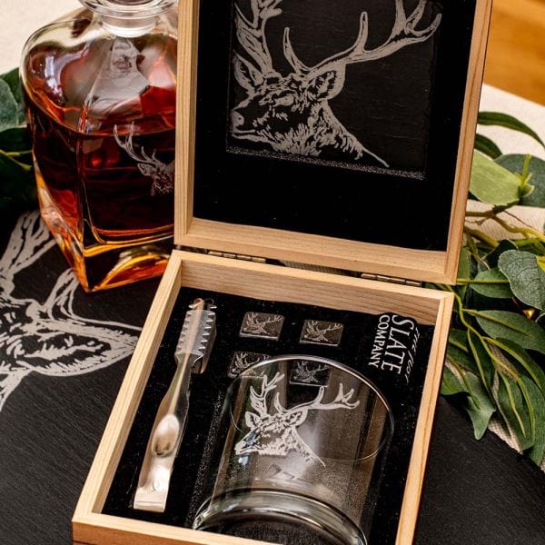 Mood Company - Geschenkset Edelhert met Gegraveerd Whiskyglas Whiskystenen en Onderzetter - Just Slate Company Scotland - 5060949550283