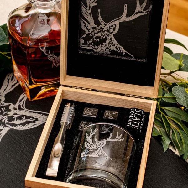 Geschenkset Edelhert met Gegraveerd Whiskyglas Whiskystenen en Onderzetter - Just Slate Company Scotland by MoodCompanyNL