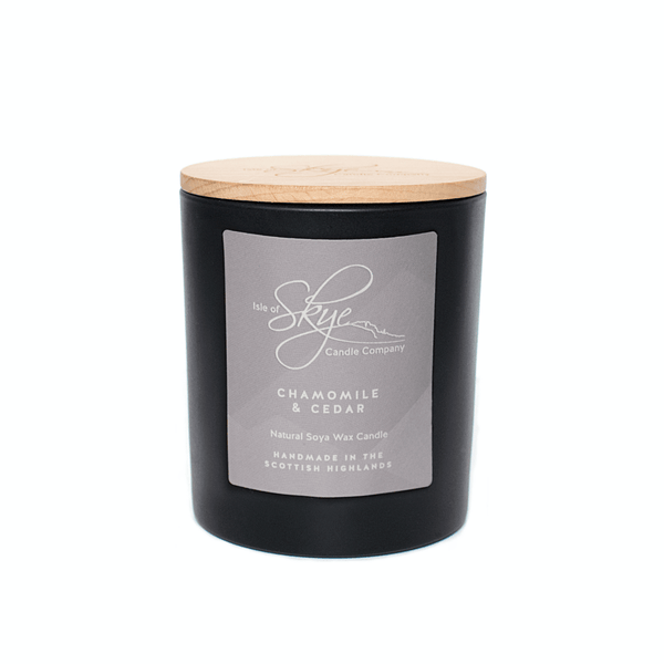 MoodCompanyNL - Geurkaars Kamille en Cederhout Large - 45 uur - Sojawas - Isle of Skye Candle - 5060346382142