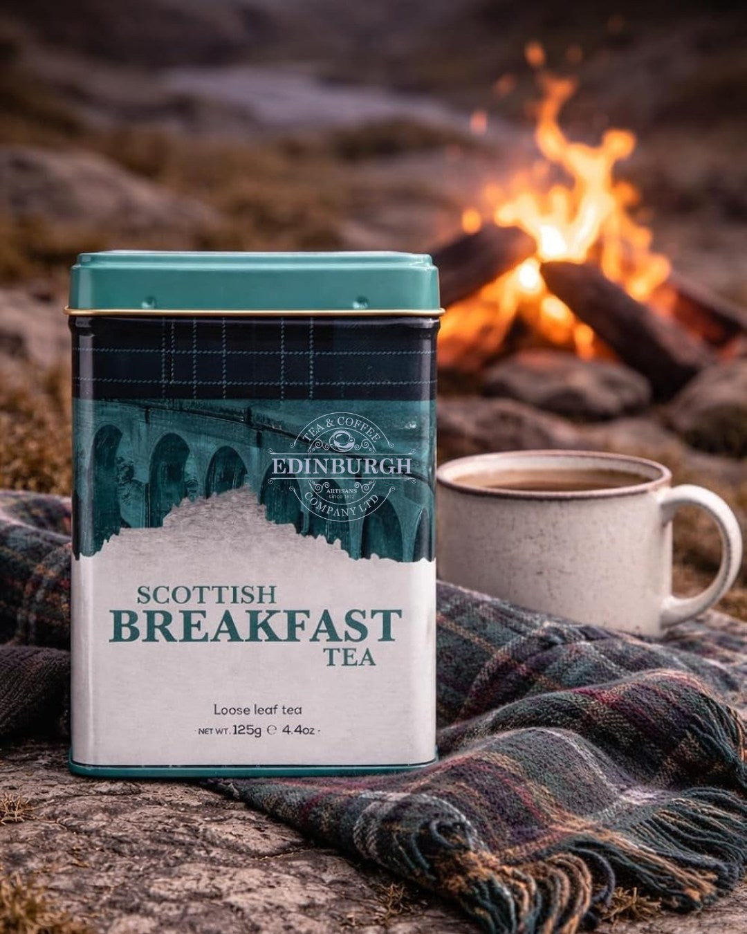 Eine gute Tasse Tee am Feuer