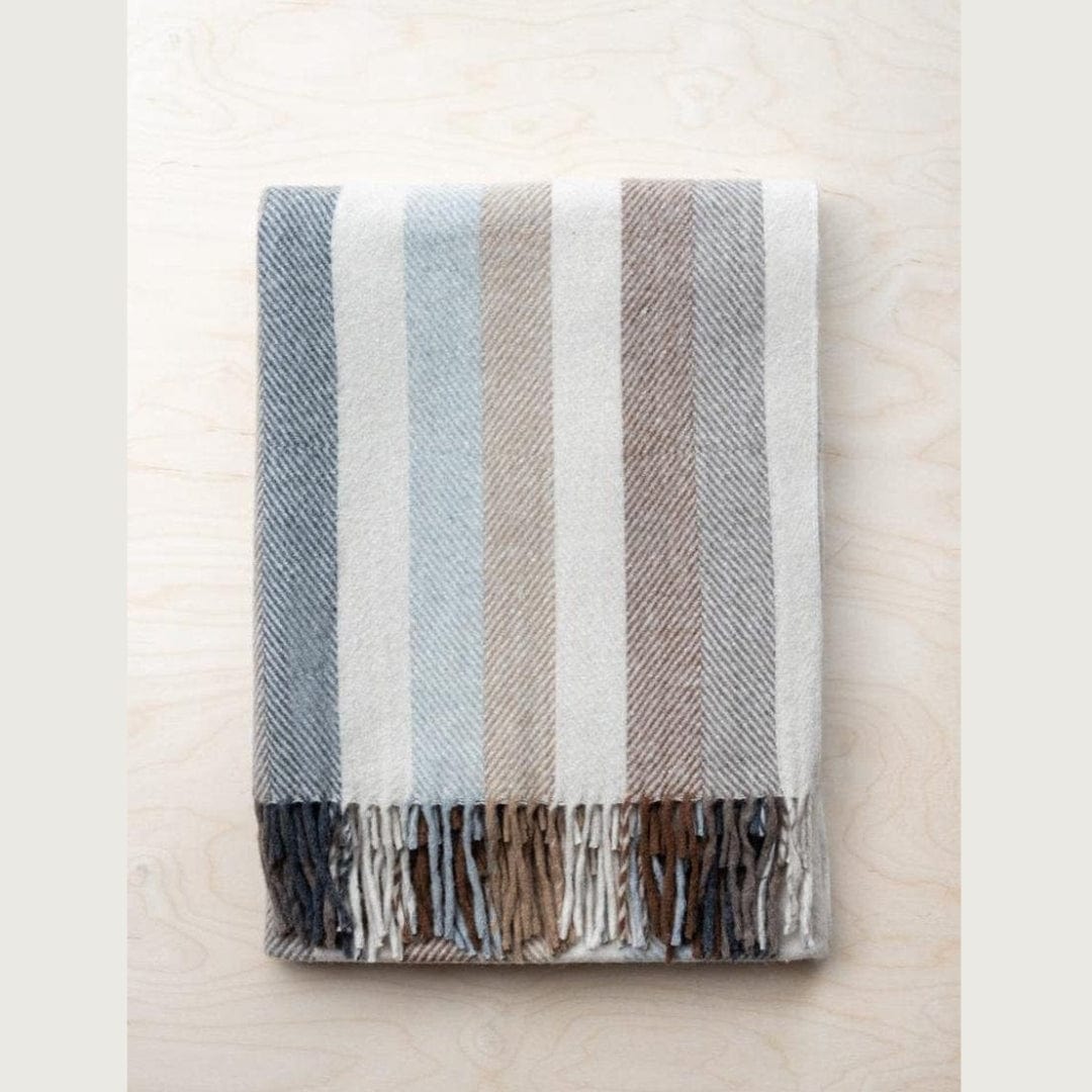 MoodCompanyNL - Kniedeken Gestreept Beige - Gerecycled Wol - 72x190 - TBCo Scotland - 5055603539414