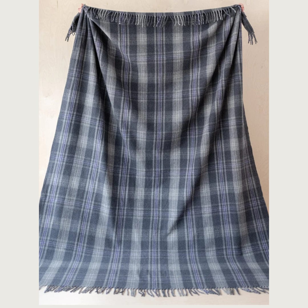 Mood_Company Sprei Tartan Persevere Flint Grey - 175x250 - Gerecycled Wol - TBCo Scotland