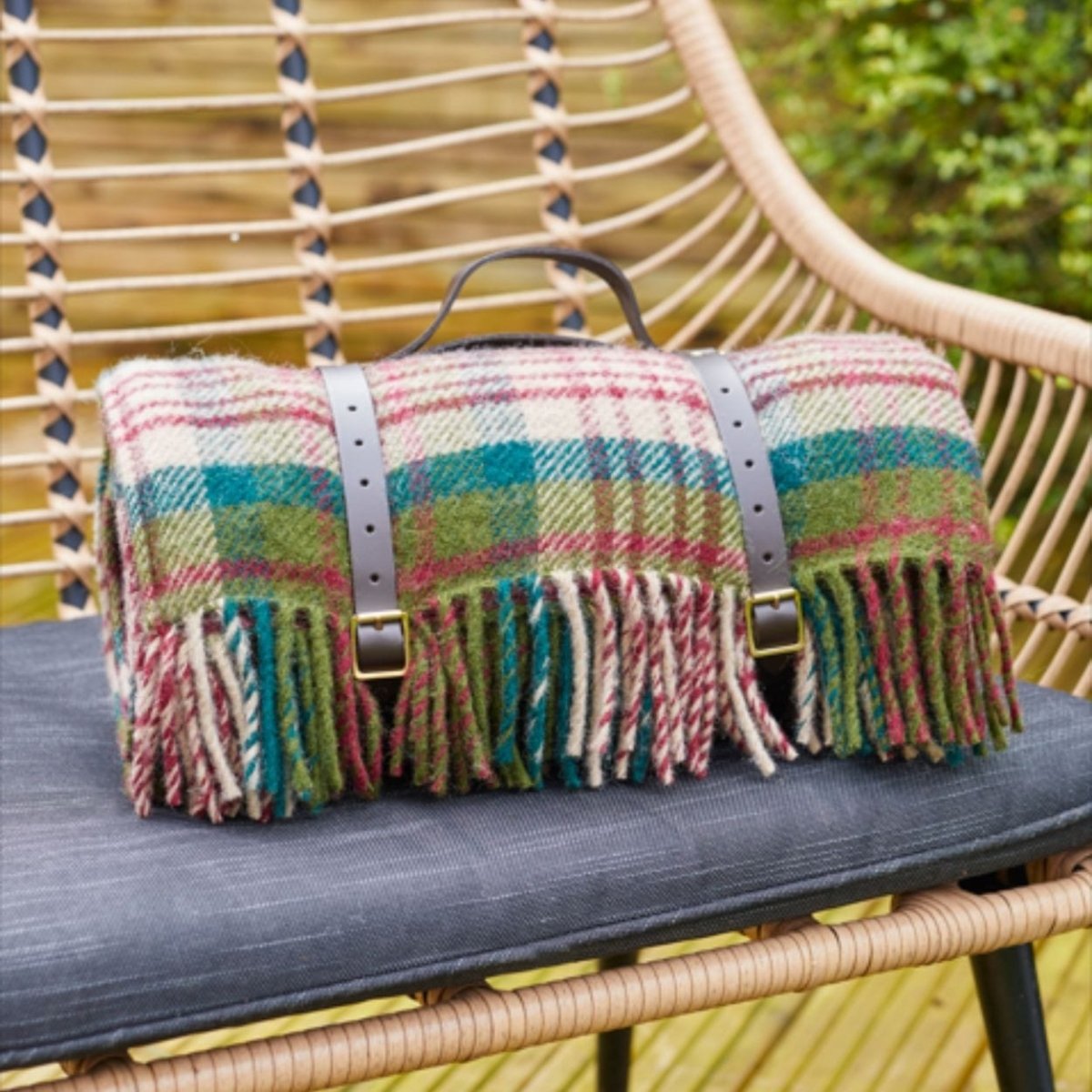 MoodCompanyNL - Picknickkleed Polo Tartan Distel - Wol - Leren Draagset - Waterdicht - 145x183cm - Tweedmill - 5060958304310