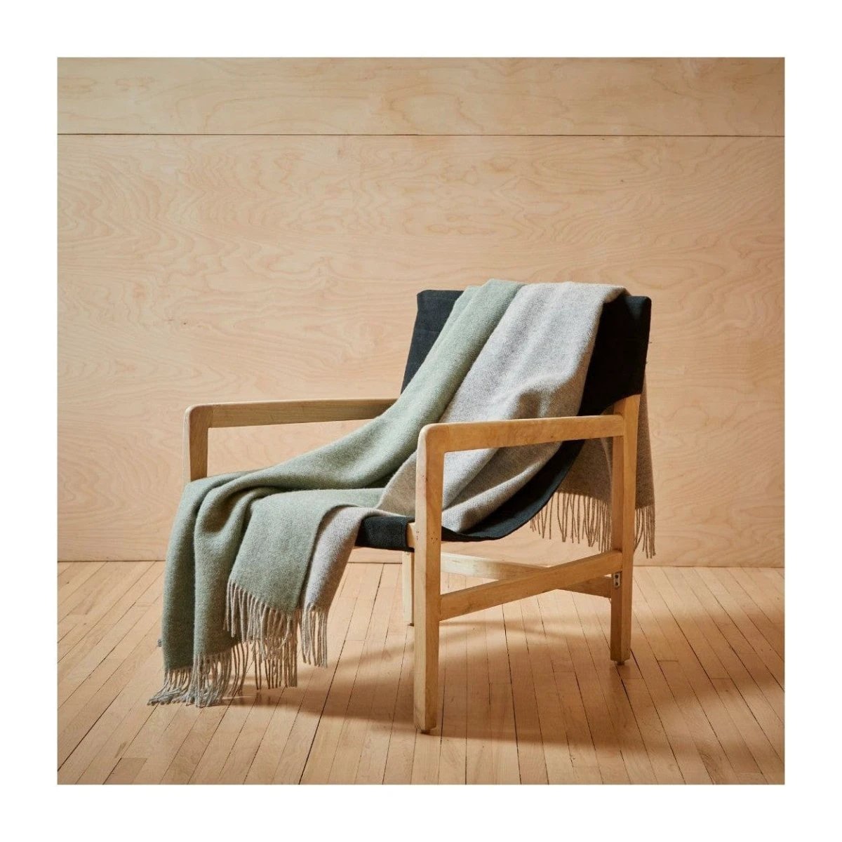 Plaid Dartmoor Groen en Grijs (Ice Green) -voor en achterzijde verschillend - 150x183 - Nieuw Wol - Tweedmill UK by MoodCompanyNL