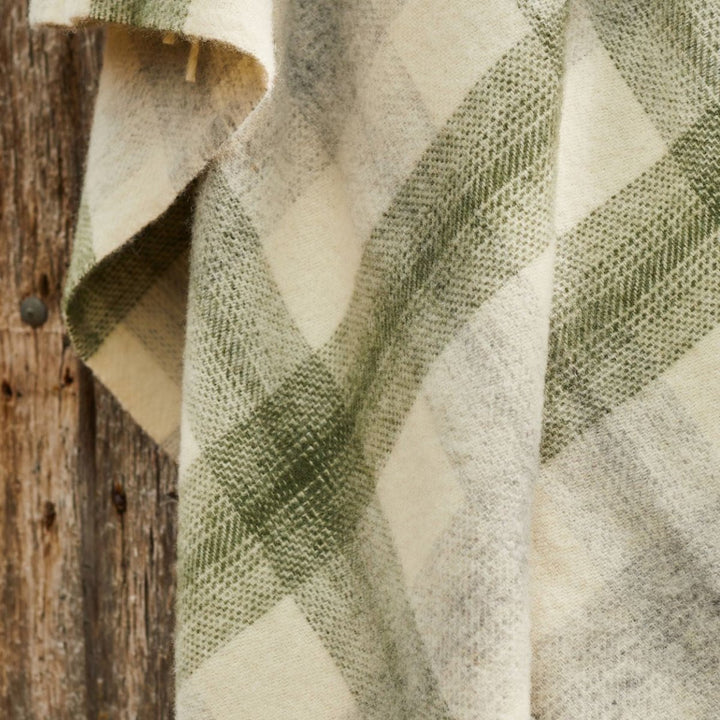 Mood Company - Plaid Meadow Olijfgroen - 150x183 - Nieuw Wol - Tweedmill UK - 5060958305140