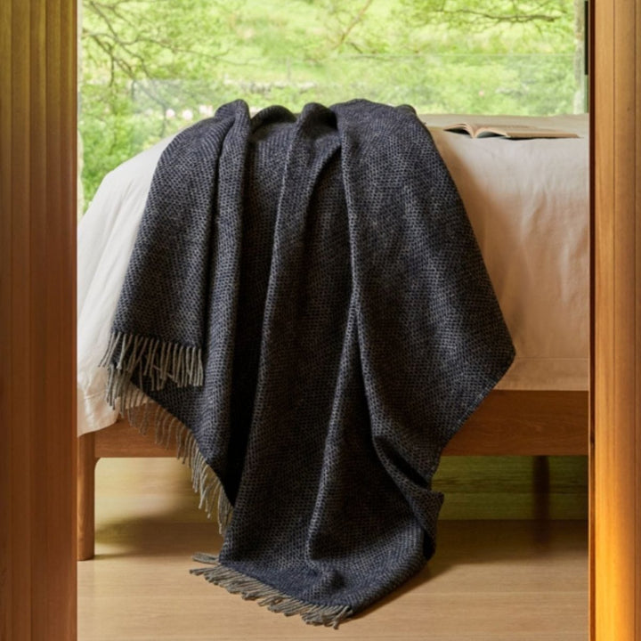 MoodCompanyNL - Sprei Beehive Marine Blauw met Grijs - 140x240 - Nieuw Wol - Tweedmill UK - 5060958301852