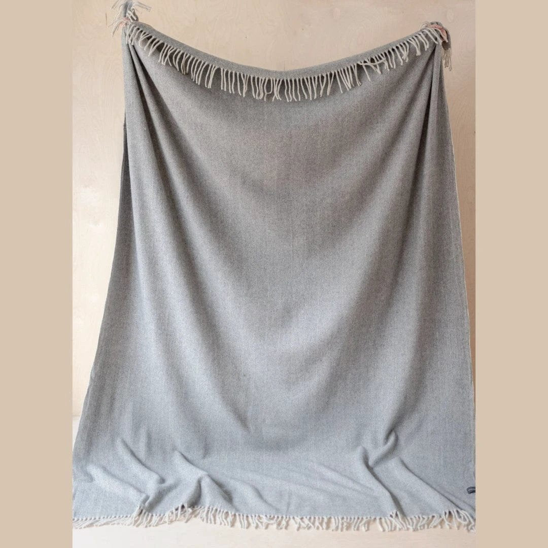 Sprei Visgraat Grijs (Charcoal Grey) - 175x250 - Gerecycled Wol - TBCo Scotland by MoodCompanyNL